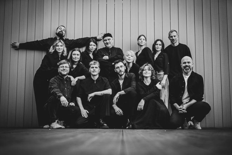 Read more about the article Teatras Atviras ratas – 20 metų kartu: pradeda šventinį sezoną